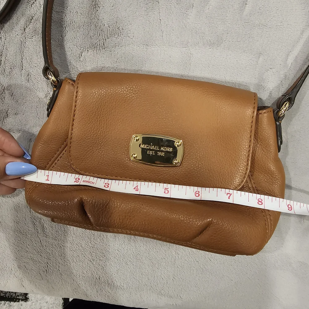 MICHAEL KORS Small Crossbody Bag / Tan Leather - Picture 12 of 16